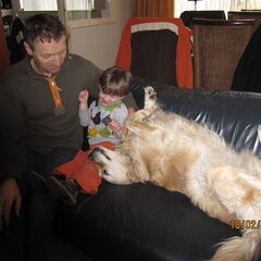 Puck haar bank, spelen met neefje!