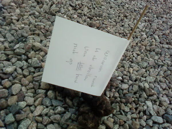 Hondenpoep met spanddoek??