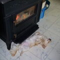 Lekker slapen onder de kachel ! Hmm heerlijk warm