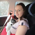 Omdat we met onze andere Husky heel lang wandelen en puppy Cessna daar nog te jong voor is, heb ik haar tijdens de wandelingen in een draagdoek. Ze geniet ervan!