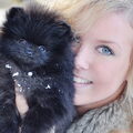 Mijn klein meisje heeft voor het eerst de sneeuw gezien! (Zit op zijn kraagje) Ik heb haar maar weer snel vast gepakt, want ze had het nogal koud haha!