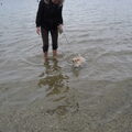 Yentl is voor de 1e keer in het water doodeng vond ze t zie dat koppie !!!