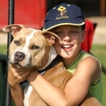 honden foto De grootste vrienden. Hij kan alles met haar doen en ligt vaak samen met haar op het hondenkussen te lezen.