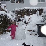 deze chihuahua krijg je niet uit de sneeuw...