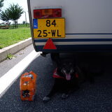 Max in de schaduw onder de caravan.