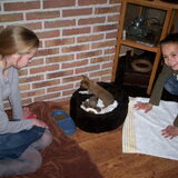 Mijn broertje en zusje samen aan 't spelen met de puppie