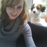 Ik op de computer, Gizmo op de vensterbank!