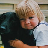 Dochter, 7 jaar geleden, geeft Jane een kroel. Één van mijn favorite…