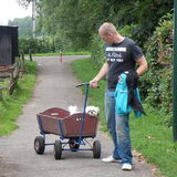 Met baasje in de bolderkar!
