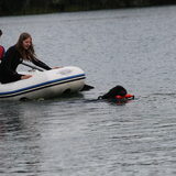 Yuna trekt de boot.