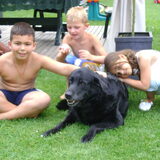 oude huug op de camping met neefjes en nichtje