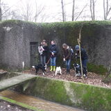 foto van de groep aan een bunker