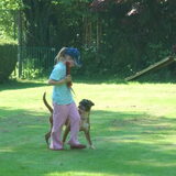 Mijn jongere zusje ook lekker aan het trainen met een van onze honden!