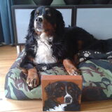 Donna met een schilderij van Donna