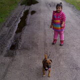 kleine meid met kleine hond.
