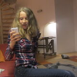 Tessa bezig met haar telefoon ;p (Ik & Tessa hebben elkaar via HP…