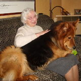 Tom en oma! Dat krijg je ervan als je een pup op de bank laat :p