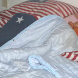 Vida, met de meiden op bed