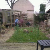 Terwijl dochter en buurjongen de tuin bladvrij proberen te maken, zit…