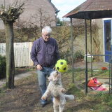 13-04-2013 Lekker buiten in de tuin ravotten met de vader van het…