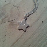 Gedenk ketting met Lucs er op ster betekend 'sterretje aan de hemel'