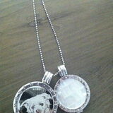 Mi Moneda ketting met Bren's foto erop laten maken (L) Heel blij mee!