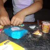 goed toe kijken terwijl zus van fondant snoepjes maakt!