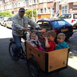 Opa met zijn 4 kleinkindjes.