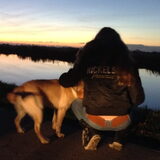 Bear & ik langs de waterkant bij zonsondergang