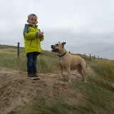 Julian en Misia spelen in de duinen.