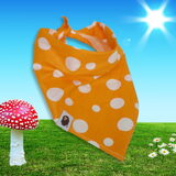 Deze vrolijke oranje honden halsdoek met witte stippen genaamd…