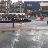 hij vond dit zo leuk het water het ging dan weer naar boven en dan weer…
