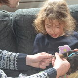 Pups 2 weken oud en hulp bij het knippen van de nageltjes :)