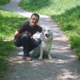 butch samen met baasje aan het wandelen