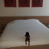 Ik lig prins-heerlijk op het bed van mijn baasjes... sssssssst..niet…