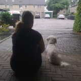 Samen onder de carport, lekker kijken en luisteren naar de regen..