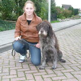 Astra en ik. (Astra ziet een kat verderop)