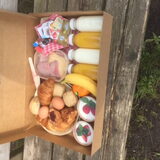 Na een heerlijke wandeling : lunch-to-go op een bankje in het groen!…