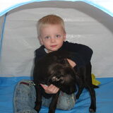 damian met chyva in de tent aan het spelen