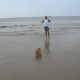 ik baasje van Carlos (Chihuahua) op het strand van carlantsoog 2009