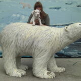 Ons ijsbeertje op een ijsbeer :-) @ ouwehands dierenpark