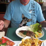 Uit eten met de baasjes tijdens de vakantie