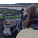 Baasje en Max op terrasje in Piesport