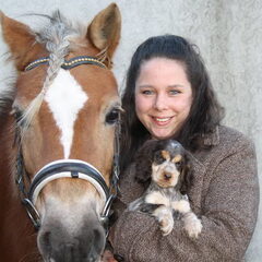 Mijn pony Whisper en ik samen met mijn hondje Joy