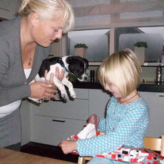 Op mijn dochters verjaardag mag Odie ook even pootje/…