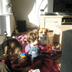 Als mn nichtjes spelen, let Sem goed op ze.