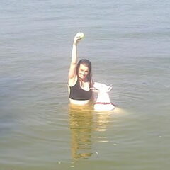 samen zwemmen vind ze geweldig ze is n echte waterrat :))