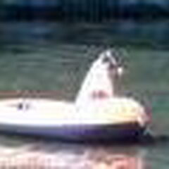 Miko in zijn bootje. Zeil je voor het eerst, ... :)