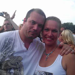Met manlief op een buitenfeest