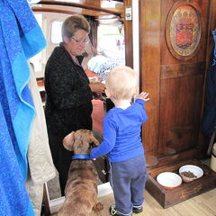 Even visite aan boord. Onze lieve kleinzoon. Kanttekening…